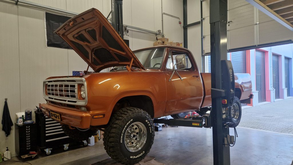 Projecten 3 Deze gave Dodge W200, kwam voor wat kleine reparaties. Klant was weer erg blij nadat ik deze een beurtje had gehad en opnieuw was afgesteld. Ook meteen een lpg tank meter ingebouwd en nog wat kleine reparaties